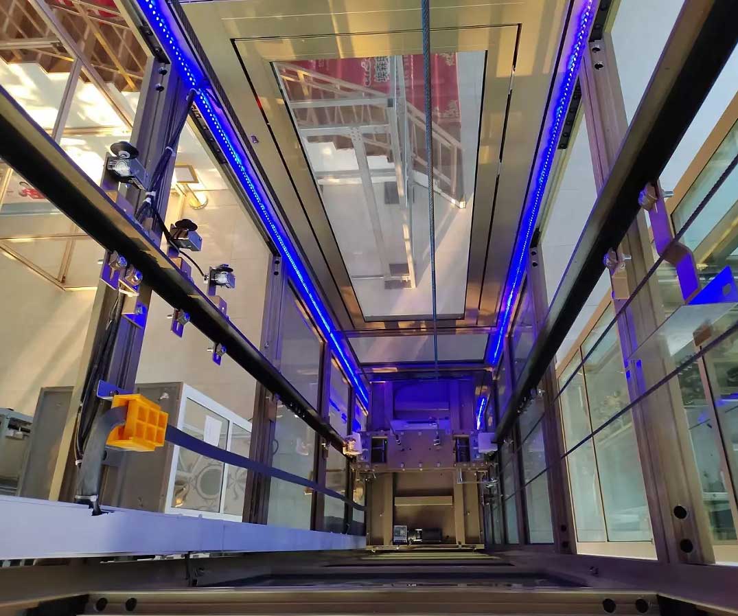 Forced drive elevator installation