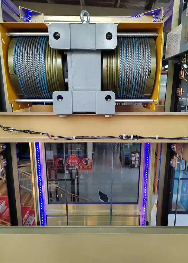Forced drive elevator cabin