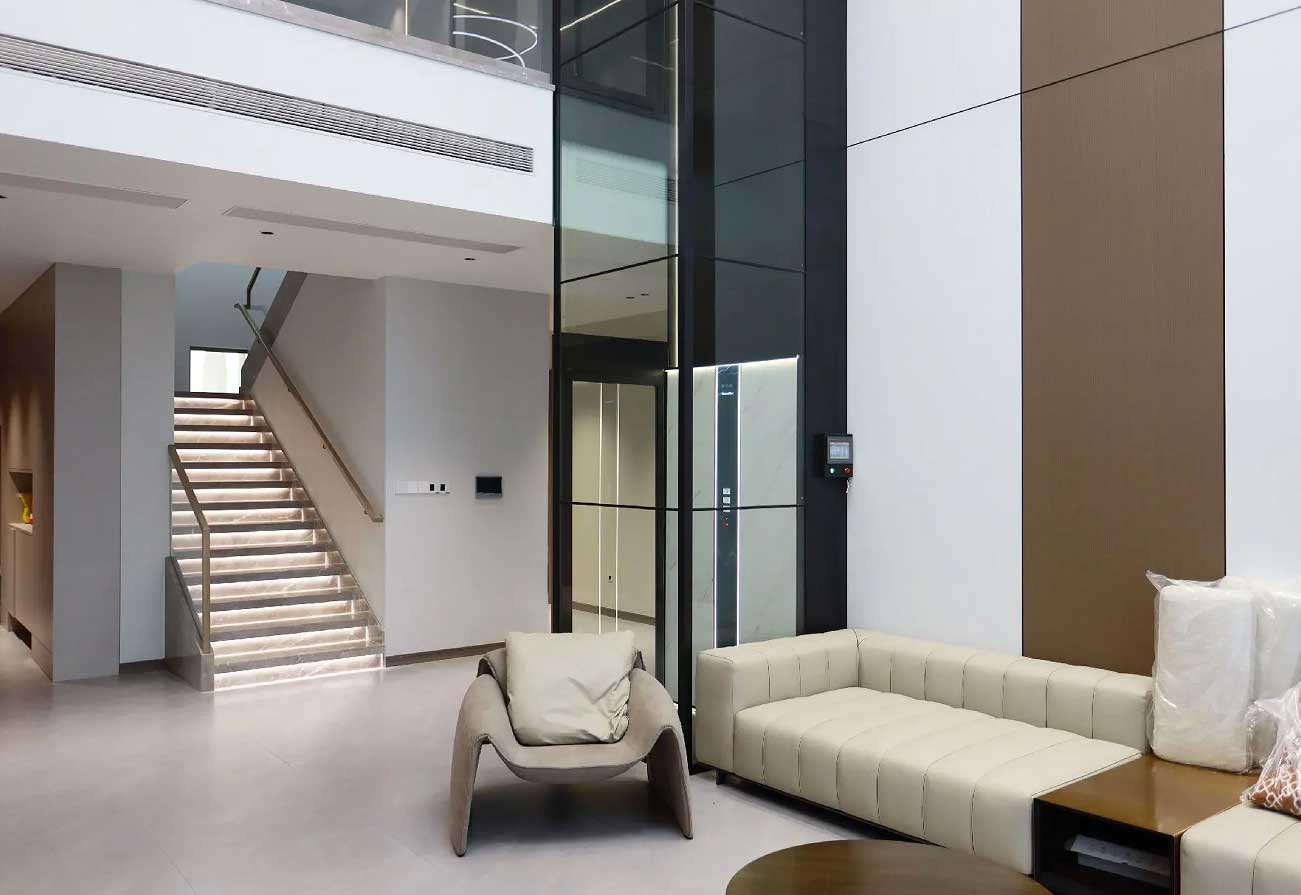Glass screw type elevator cabin